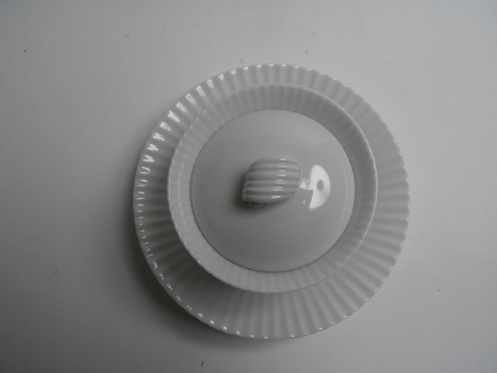 Creme kuppi ja lautanen Aune Siimes MYYTY - Image 2