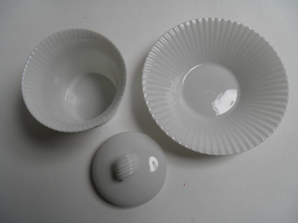 Creme kuppi ja lautanen Aune Siimes MYYTY - Image 3