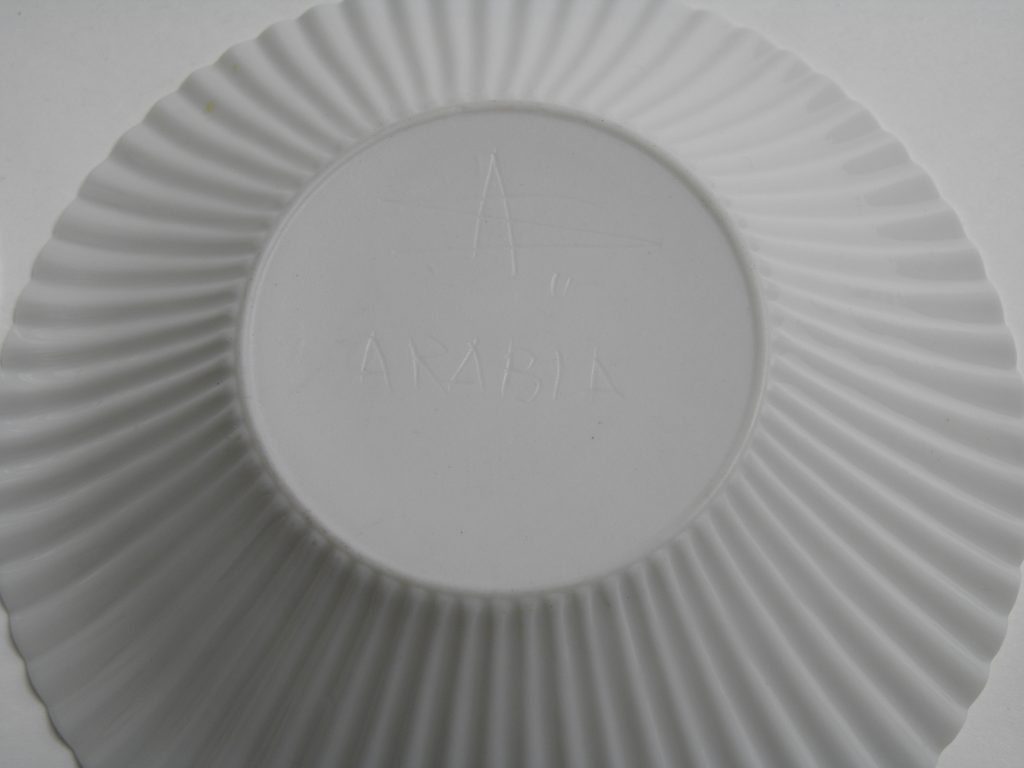 Creme kuppi ja lautanen Aune Siimes MYYTY - Image 5