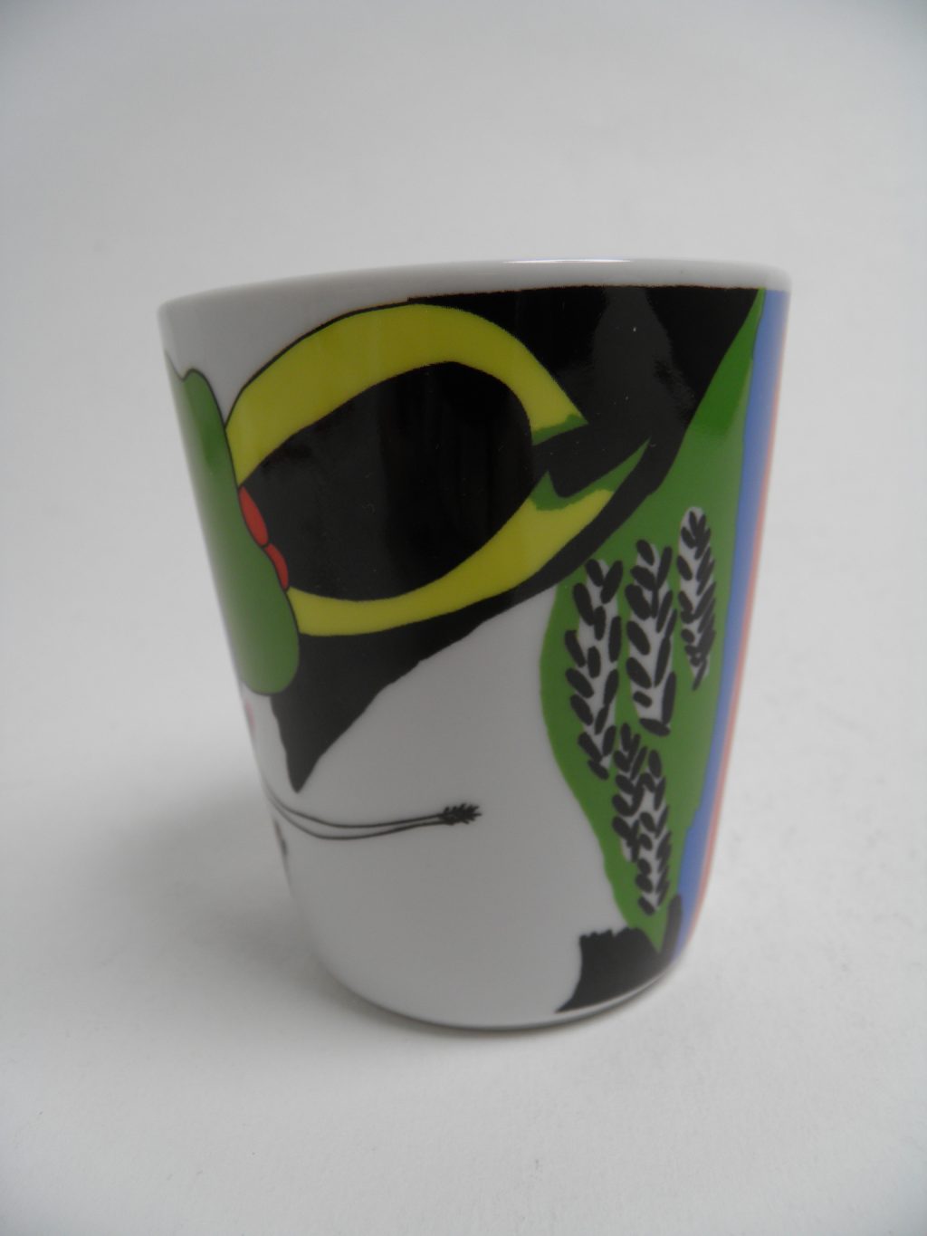 Ruohikossa muki Marimekko MYYTY