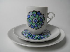 Marina kahvikuppi ja kaksi lautasta Arabia MYYTY Retronomi verkkokauppa