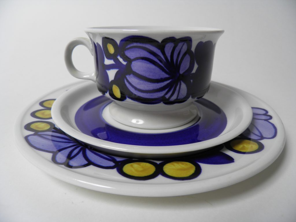 Dinnerware with knobs Arabia
