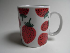 Mansikka muki Marimekko MYYTY Retronomi verkkokauppa