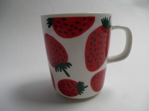 Mansikka muki Marimekko MYYTY Retronomi verkkokauppa