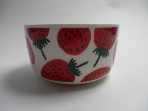 Mansikka kulho Marimekko MYYTY Retronomi verkkokauppa