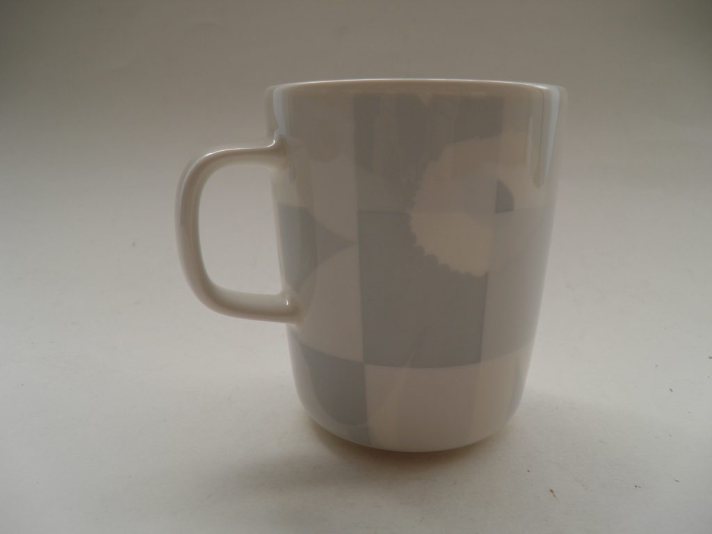 Ruutu-unikko muki vaaleanharmaa Marimekko MYYTY - Image 3