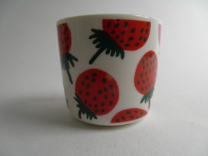 Mansikka kuppi Marimekko MYYTY Retronomi verkkokauppa