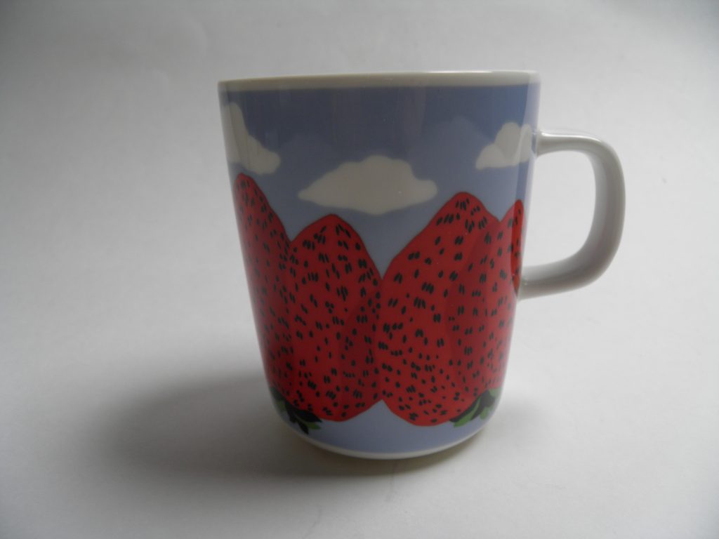 Mansikkavuoret muki Marimekko MYYTY Retronomi verkkokauppa
