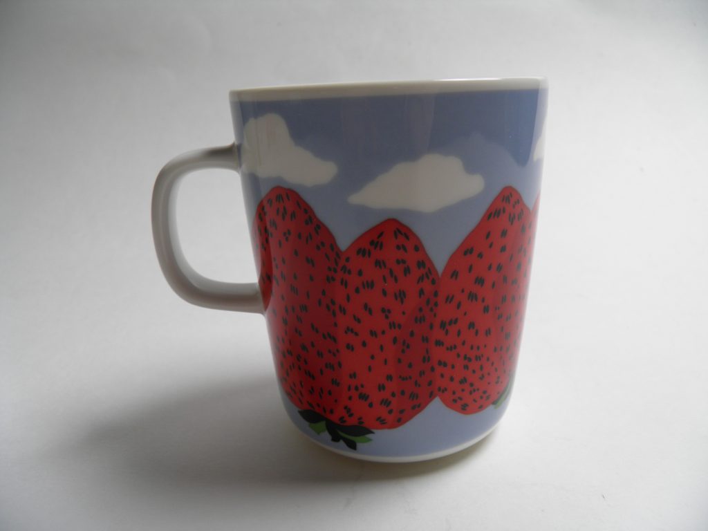 Mansikkavuoret muki Marimekko MYYTY Retronomi verkkokauppa
