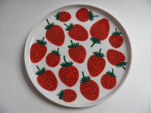 Mansikka lautanen Marimekko MYYTY Retronomi verkkokauppa