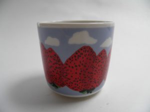 Mansikkavuoret kahvikuppi korvaton Marimekko MYYTY Retronomi verkkokauppa