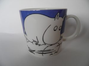 Muumi-muki Muumipeikko jäällä (tarrallinen) Retronomi verkkokauppa