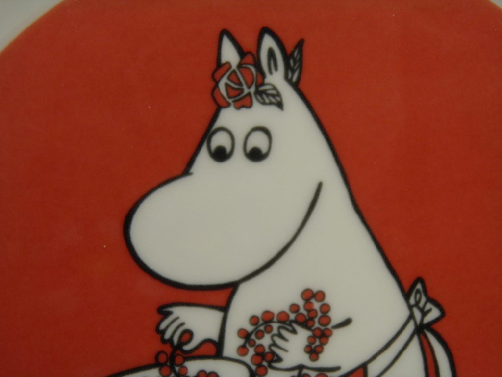 Muumi-lautanen Muumimamma ja marjat 2-puoleinen - Image 2