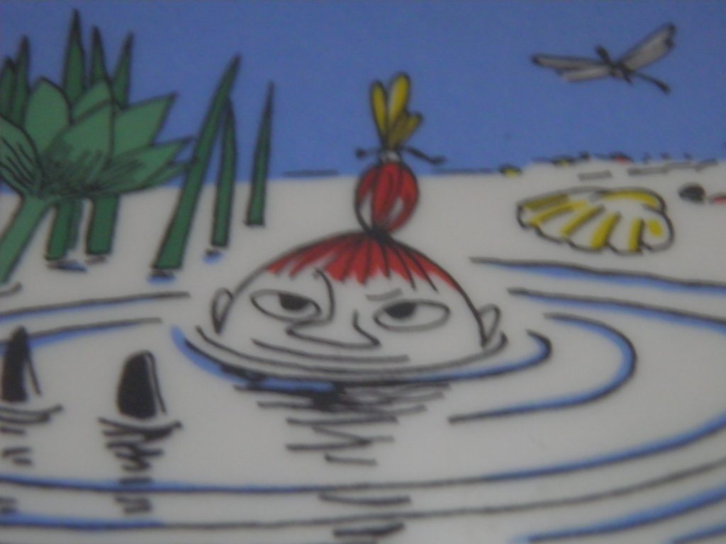 Muumi-seinälautanen Pikku Myy uimassa - Image 2