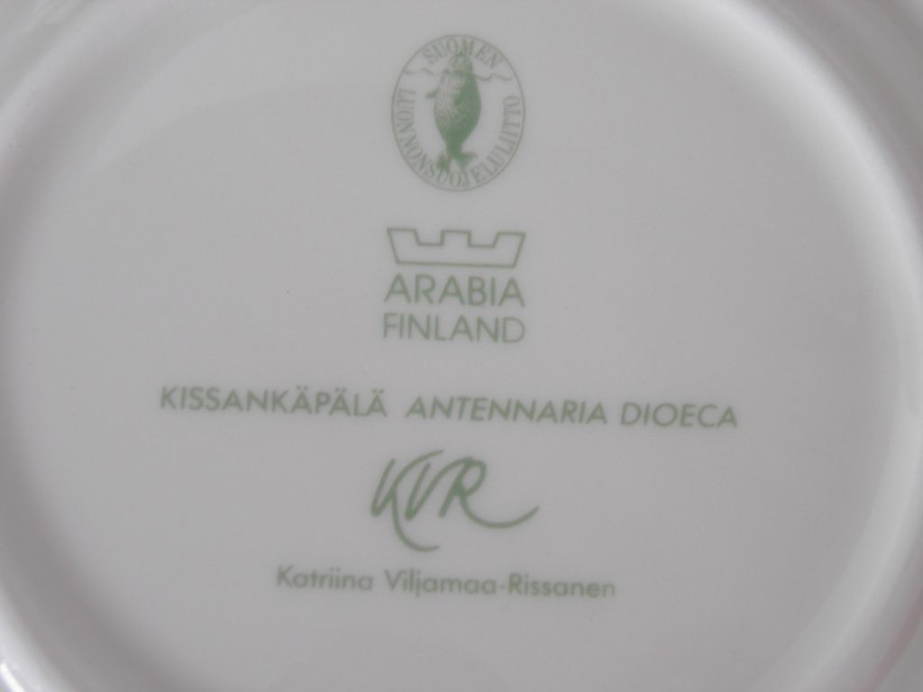 Kissankäpälä kahvikuppi ja 2 lautasta Arabia - Image 8
