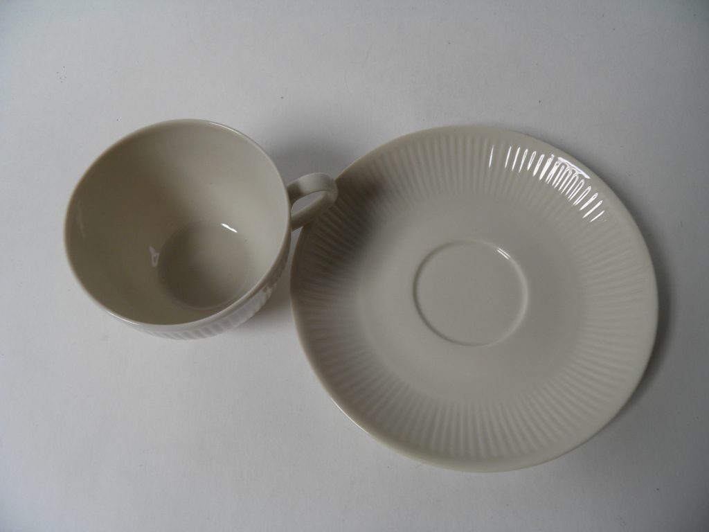 Sointu kahvikuppi ja aluslautanen beige Arabia - Image 3