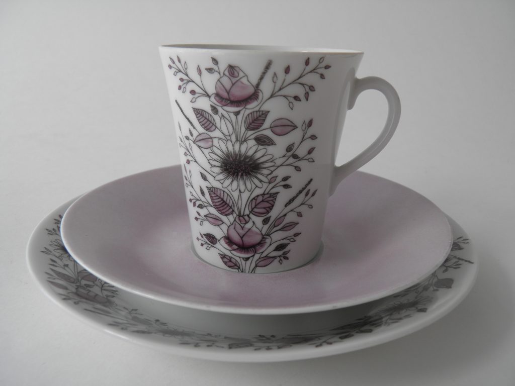 Tea kahvikuppi ja 2 lautasta Esteri Tomula