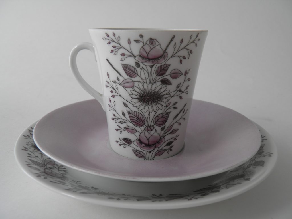 Tea kahvikuppi ja 2 lautasta Esteri Tomula - Image 2
