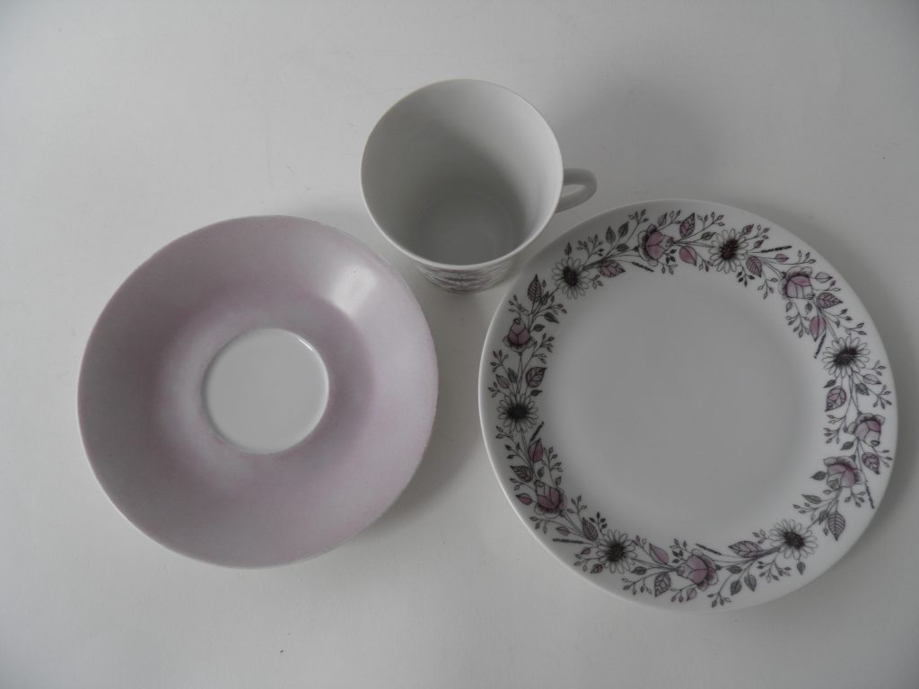 Tea kahvikuppi ja 2 lautasta Esteri Tomula - Image 3