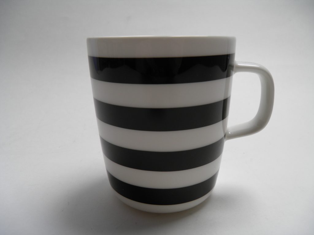 Tasaraita -muki musta-valkoinen Marimekko MYYTY