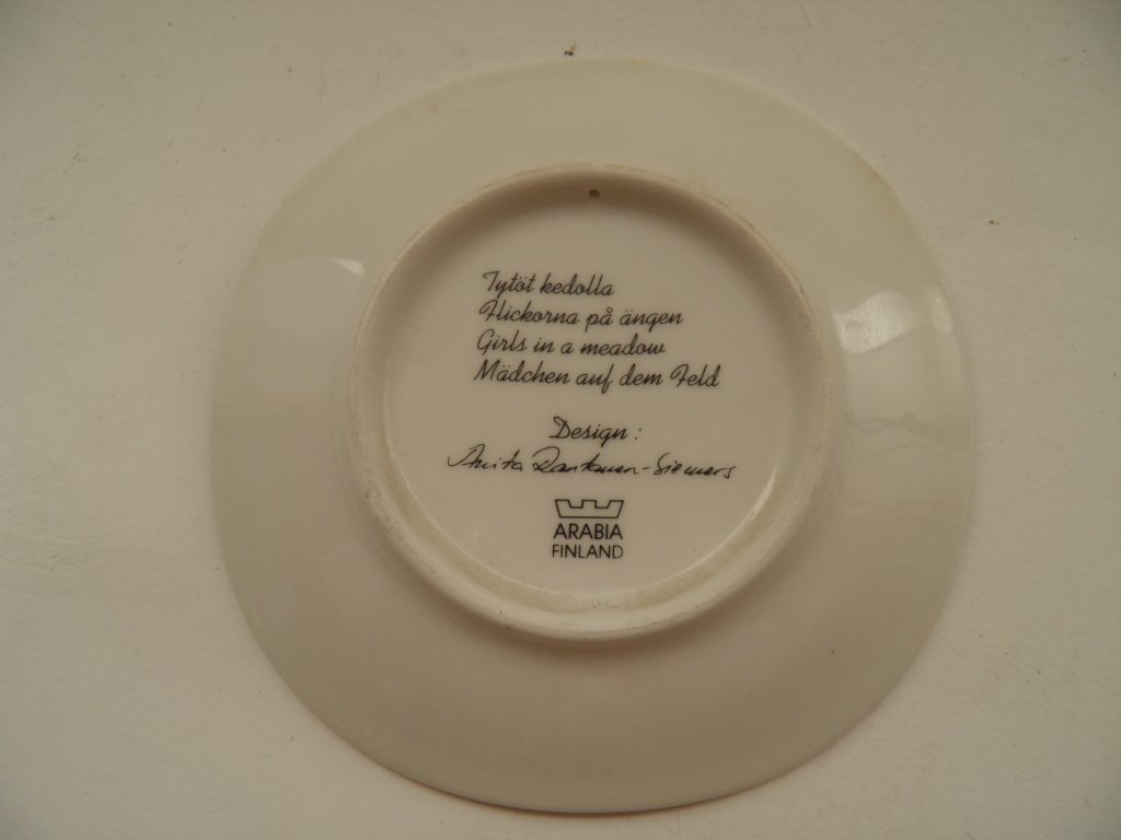 Tytöt kedolla seinälautanen Arabia MYYTY - Image 3