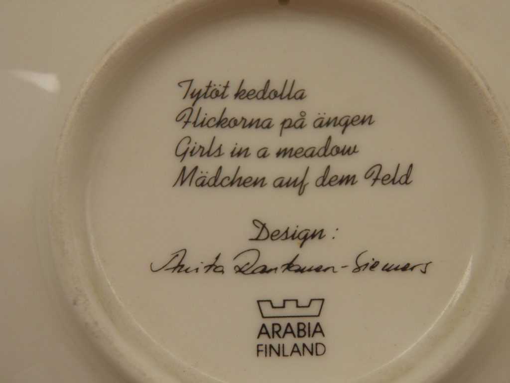 Tytöt kedolla seinälautanen Arabia MYYTY - Image 4