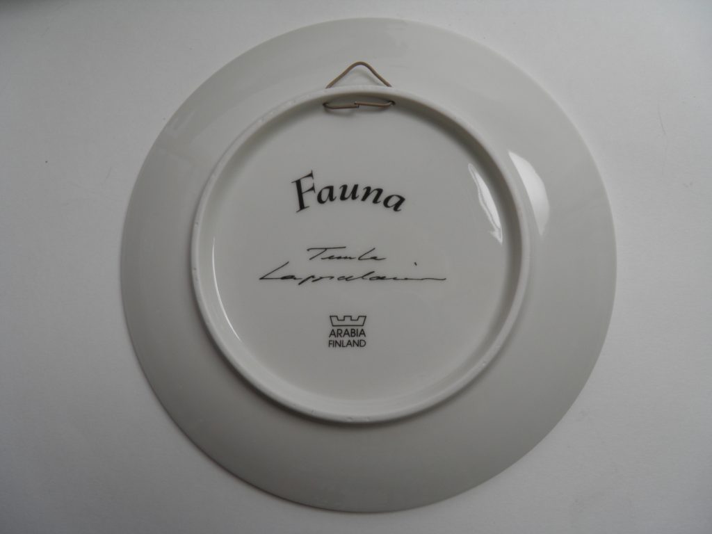 Jänikset apilaniityllä 19,5 cm Arabia MYYTY - Image 2