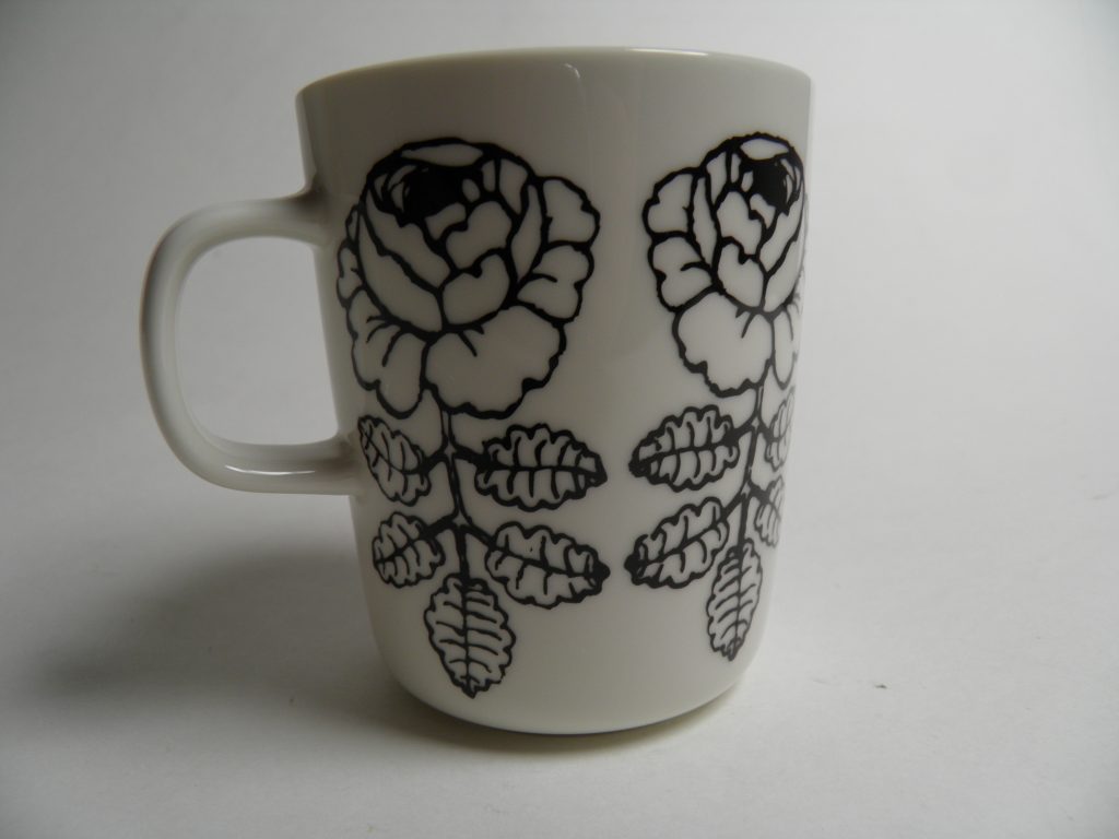Vihkiruusu muki musta-valkoinen Marimekko - Image 2