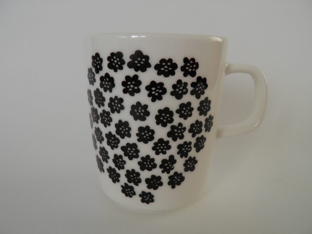 Puketti muki mustat kukat Marimekko
