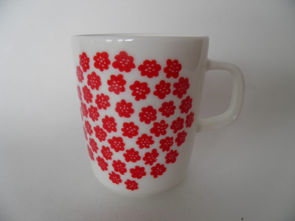 Puketti muki valkoinen punaiset kukat Marimekko