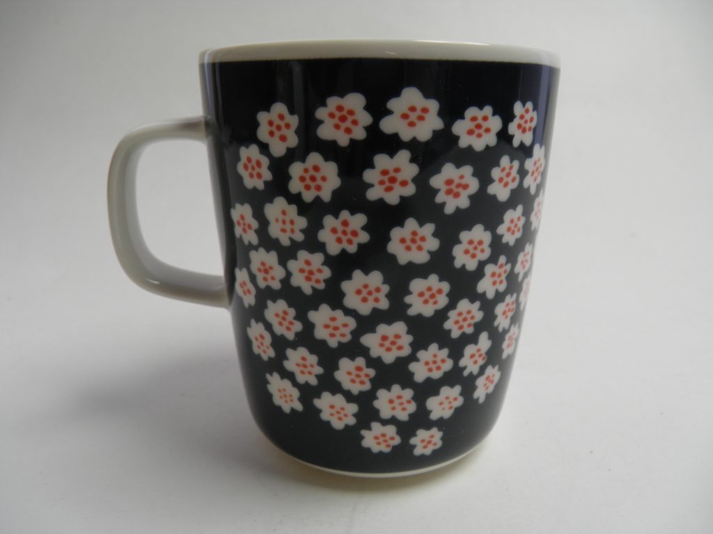 Puketti muki tummansininen valkoiset kukat Marimekko - Image 3