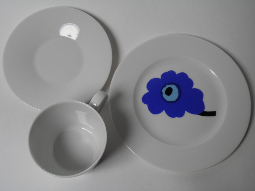 Unikko kahvikuppi ja kaksi lautasta - Image 2