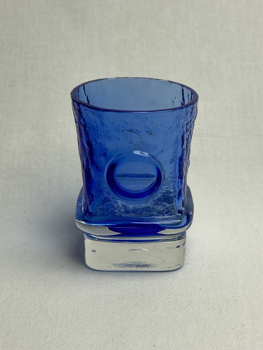 Little-Matti snaps glass