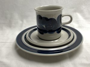 Anemone kahvikuppi ja 2 lautasta Retronomi verkkokauppa