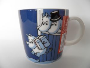 Muumi-muki Jouluyllätys (tarrallinen) MYYTY Retronomi verkkokauppa