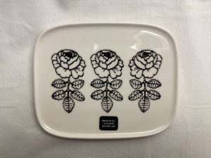 Vihkiruusu lautanen Marimekko Retronomi verkkokauppa