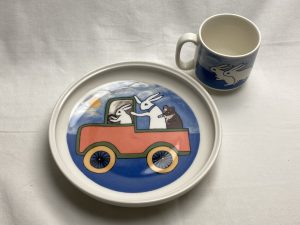 Matkalla maailmalle lasten astiasetti HLS MYYTY Retronomi verkkokauppa