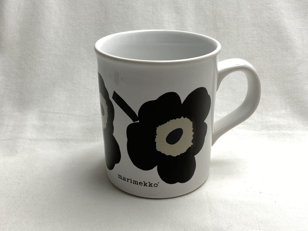 Unikko muki musta Retronomi verkkokauppa