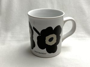 Unikko muki musta Retronomi verkkokauppa
