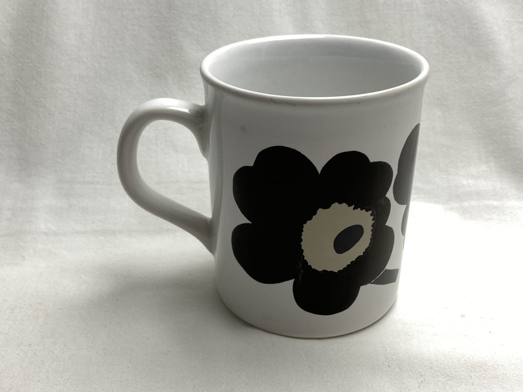 Unikko muki musta Retronomi verkkokauppa