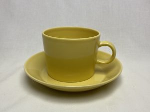 Teema kuppi ja aluslautanen keltainen Retronomi verkkokauppa