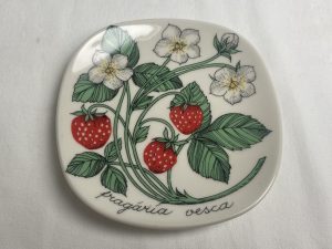 Ahomansikka seinälautanen Esteri Tomula Retronomi verkkokauppa