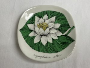 Valkolumme Esteri Tomula Retronomi verkkokauppa