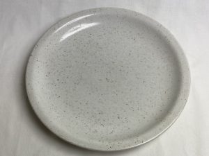 Riekko matala ruokalautanen Pentik Retronomi verkkokauppa