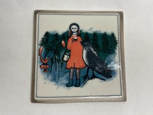 Kaisa ja varis seinälaatta Heljä Liukko-Sundström Retronomi verkkokauppa