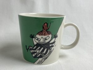 Muumi-muki Pikku Myy Liukumäessä (tarrallinen) Retronomi verkkokauppa