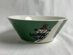 Muumi-kulho Pikku Myy Liukumäessä Retronomi verkkokauppa