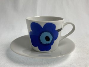 Unikko kahvikuppi ja aluslautanen sininen Marimekko Retronomi verkkokauppa