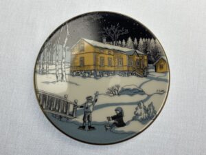 Joululautanen pieni "Keltainen talo" Tove Slotte Retronomi verkkokauppa