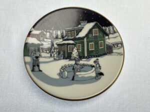 Joululautanen pieni "Vihreä talo" Tove Slotte Retronomi verkkokauppa